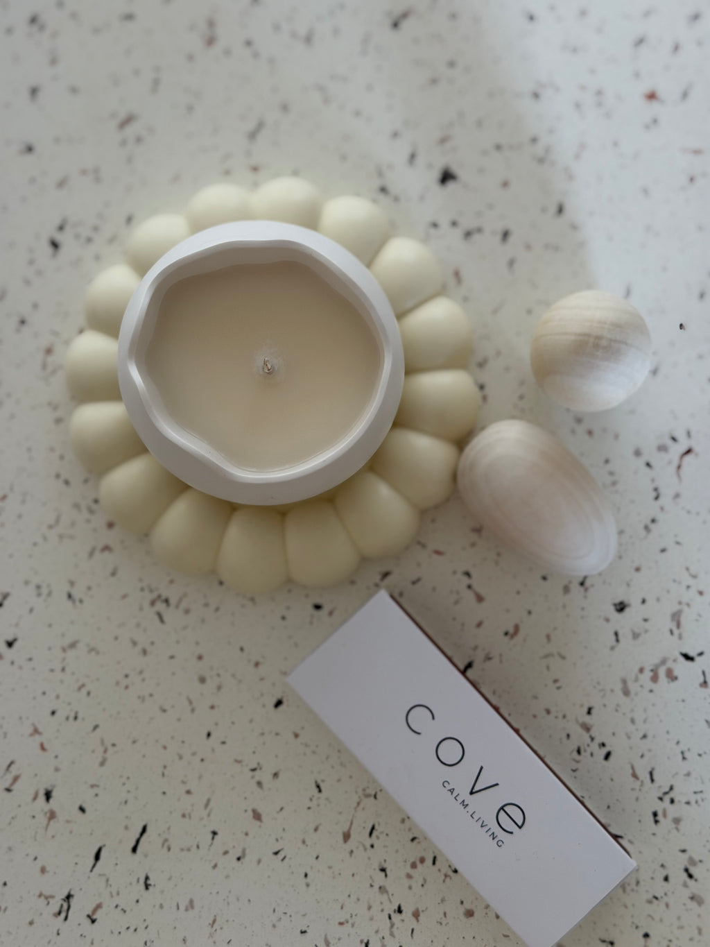 hatch candle off white